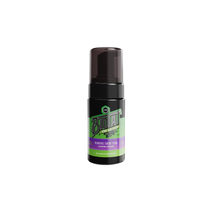 Un flacon noir de 100 ml de BIOTAT Mousse Nettoyante Anesthésiante Après-Soin, avec une étiquette violette aux accents verts et un distributeur à pompe noir, présenté sur fond blanc.