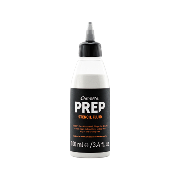 Le flacon de 100 ml de Cheyenne Prep Stencil Fluid est doté d'un bouchon et d'une buse noirs, d'un bouchon blanc et d'une étiquette noire avec des informations sur le produit. Le flacon contient 100 ml (3.4 fl. oz) de liquide pour pochoir.