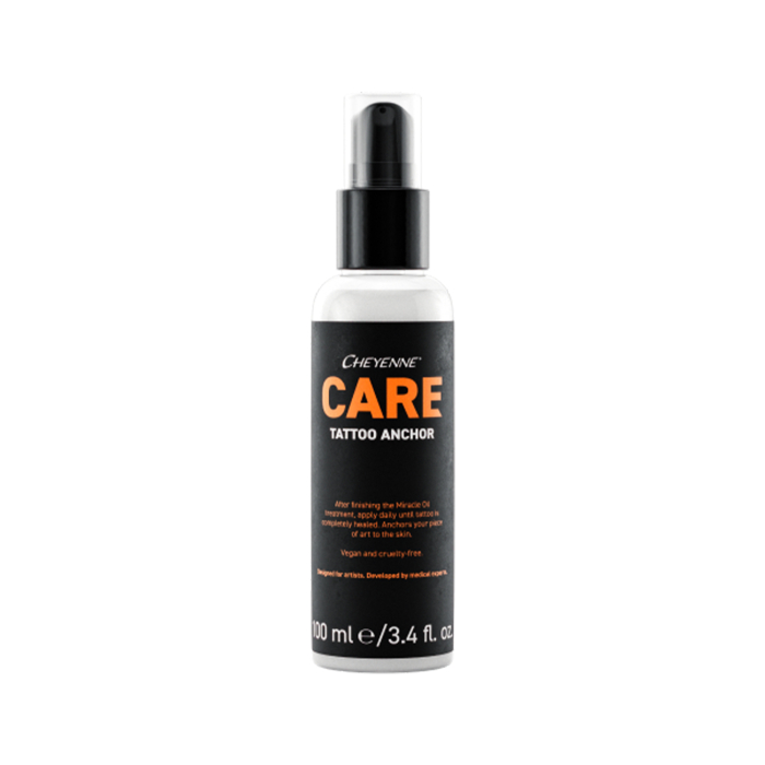 Cheyenne Tattoo Anchor 100 ml est livré avec une pompe et une étiquette noire. Spécialement conçu pour les soins après-tatouage, sa formule est végane et sans cruauté