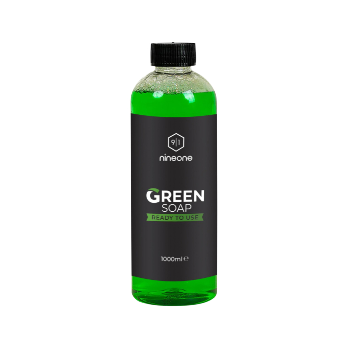 Un flacon en plastique transparent de 1000 ml avec un bouchon noir contient un liquide vert étiqueté Nineone Savon Vert. La bouteille porte une étiquette noire avec un texte blanc et vert.