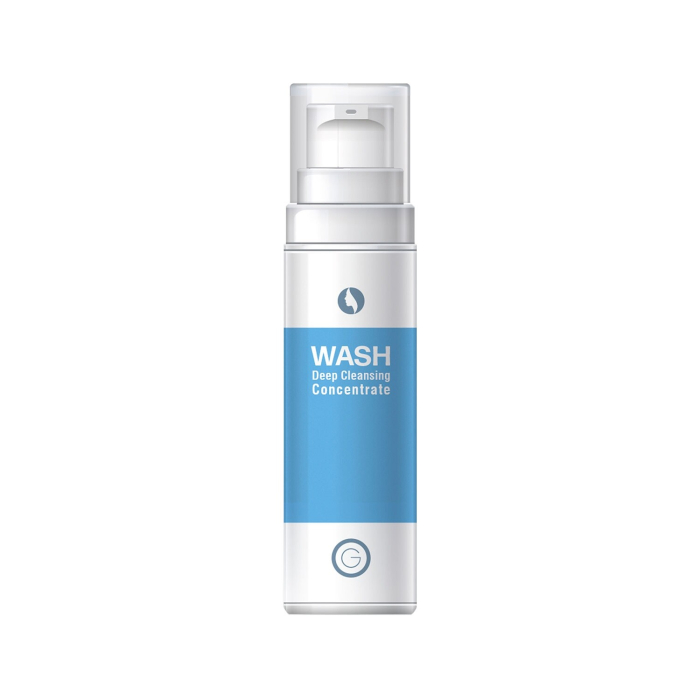 Un flacon pompe blanc et bleu étiqueté Goldeneye Gel Concentrate Nettoyant 30 ml est représenté sur un fond blanc uni.