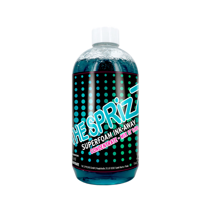 Une bouteille en plastique transparent de 500 ml de Le Sprizz Superfoam Ink-Away Concentrate, remplie de liquide bleu et portant une étiquette noire avec des points turquoise et un texte blanc, rose et turquoise.