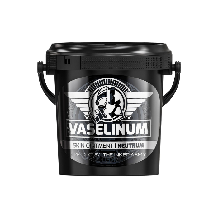 Un tube en plastique noir étiqueté « Inked Army - Vaselinum Neutrum Vaseline Blanche 1000 ml », orné d’un emblème ailé argenté et d’un logo sur le thème du tatouage à l’avant.