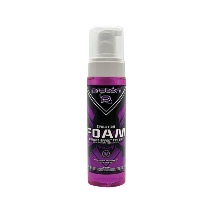 Un flacon de 220 ml de Proton - Evolution Pro Line Mousse Anesthésiante, à effet anesthésiant, muni d’un distributeur à pompe et d’une étiquette violette avec un texte noir et blanc, présenté sur fond blanc.