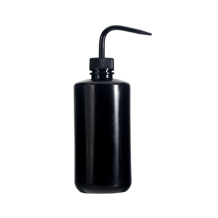 La bouteille de rinçage en plastique noir est un flacon compressible muni d’un long embout coudé et d’un bouchon à vis, présenté à la verticale sur fond blanc.