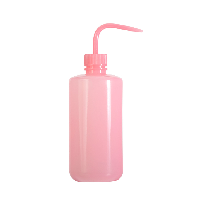 La bouteille de rinçage en plastique rose est une bouteille à presser translucide avec un bec coudé et un bouchon rose assorti, isolée sur un fond blanc.
