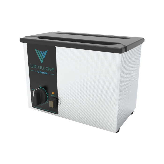 Le Nettoyeur à ultrasons Ultrawave 2.5L Chauffant - U300H est un nettoyeur à ultrasons rectangulaire avec un corps métallique, un panneau de contrôle noir avec un cadran et un interrupteur sur le devant, et un couvercle noir sur le dessus.