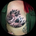 Brystkræftoverlevende inspirerer med fantastisk mastektomi tatovering
